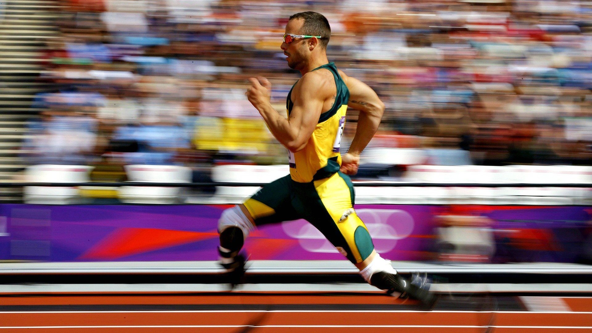 “球队激烈拼杀，战术创新助力攻势突围”