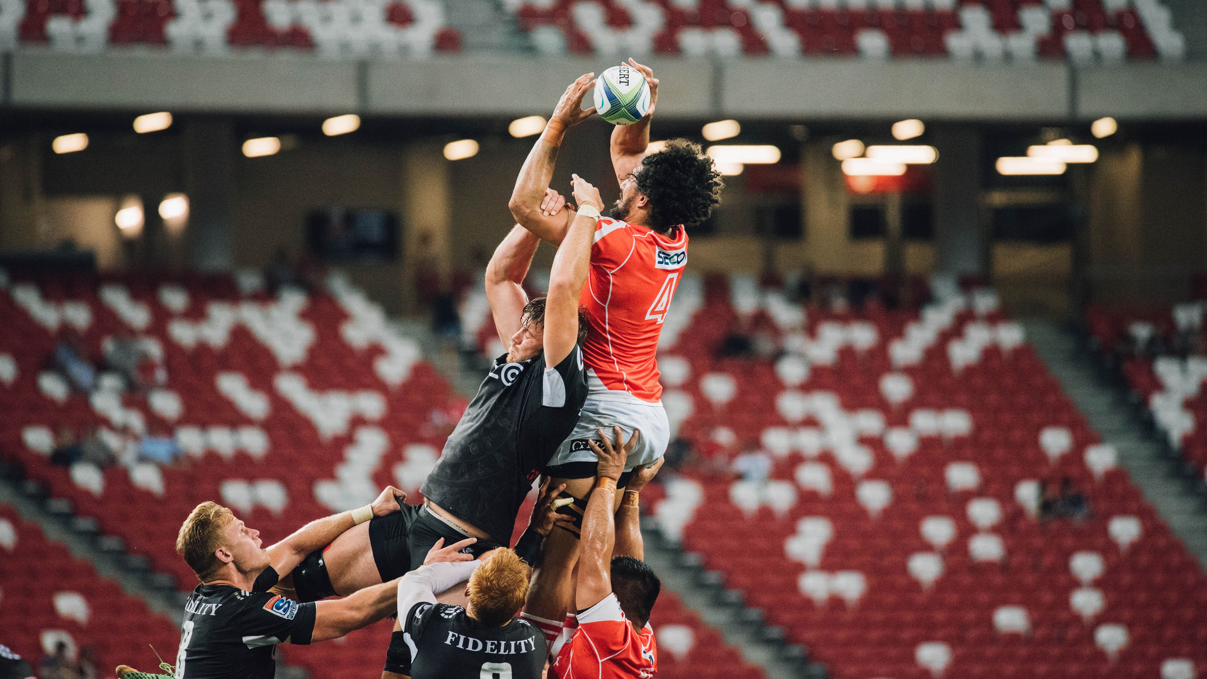 “球队激烈拼杀，战术创新助力攻势突围”